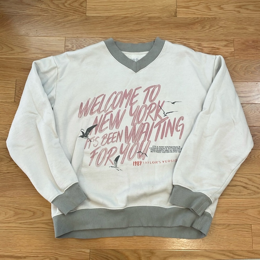 Taylor Swift White & Gray "Welcome to New York" Graphic Sweatshirt